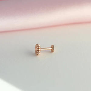 Fabricante de Labrets de Oro Sólido de 14K con Diseño de Rayos de Sol |   Fábrica de Joyería Lista para Auditoría |   Pendientes Planos con Rosca Interna de 16G y 18G al por Mayor - Product Image 4