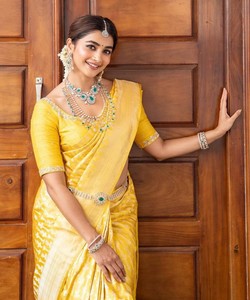Sari de Seda Amarillo, Vestido de Novia Tradicional Indio, Largo hasta el Suelo, Corte Regular, Estilo Banarasi para Mujer, Sari Drapeado con Borde - Product Image 2