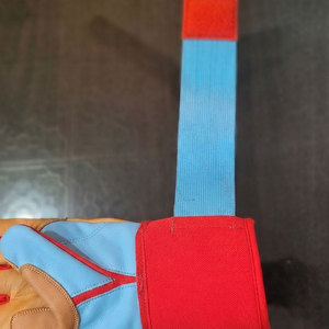 Gants de frappe unisexes bicolores personnalisés, prix de gros, durables, résistants à l'usure, pour un meilleur contrôle de la balle lors du frappeur. - Product Image 4