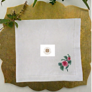 Servilleta de lino bordada con flor de rosa, diseño clásico y romántico, perfecta para mesas de boda y ocasiones especiales. - Product Image 2