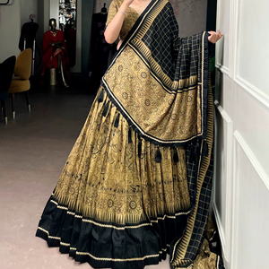 Nuevo Lehenga Choli de Diseñador para Fiestas TENNECY con Estampado Kalamkari, Borde de Encaje, Elástico, Reversible, Sin Arrugas, de Secado Rápido - Product Image 1