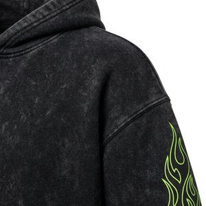 Conjunto de Sudadera con Capucha y Pantalones Cortos Negros con Lavado Ácido para Hombre, con Estampado de Llamas Verde Neón, Logotipo Personalizado, Ropa Deportiva Urbana, Corte Holgado, para Verano - Product Image 3