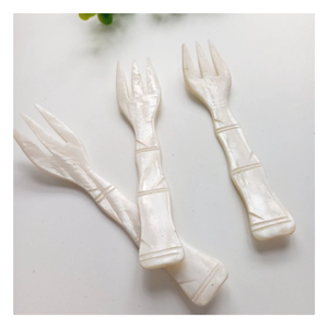 Cuillère élégante en coquillage fait main, nacre, légère et durable, pour la restauration fine, le service de desserts et de café - Product Image 4