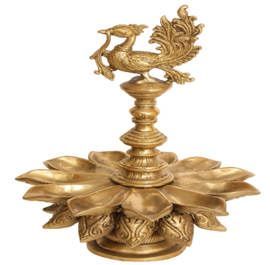 Grande sculpture de paon en laiton sur une lampe à huile en forme de lotus à plusieurs niveaux, disponible à prix de gros. - Product Image 1