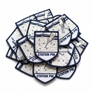 Fabricant de patchs brodés personnalisés en gros avec motifs d'arche, de chaîne et de flèches, et de badges de géomètre en gros - Product Image 4