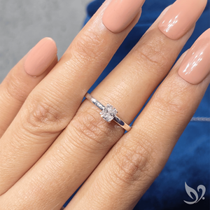 Anillo de compromiso solitario con halo oculto de diamante de laboratorio de 0.5 ct, corte cojín alargado, certificado IGI, en oro blanco de 10K - Product Image 5