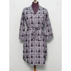 Robe de soirée de luxe pour femme en coton indien, imprimé numérique à motif floral, col en V, manches longues, longueur midi, coupe droite, taille naturelle, boutonnée - Product Image 1
