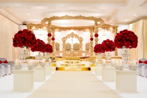 Décoration de mandap de mariage gujarati en intérieur, forme ronde, mandap en fibre personnalisé, mandap de mariage luxueux avec des piliers sculptés - Product Image 2