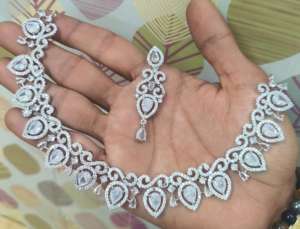 Conjunto de collar de latón de la mejor calidad con acabado en tono plateado para bodas y ocasiones formales disponible para la venta. - Product Image 2