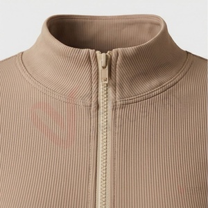Ensemble 2 pièces pour femme : haut court beige à manches longues, col montant et fermeture éclair, et leggings taille haute pour le yoga - Product Image 4