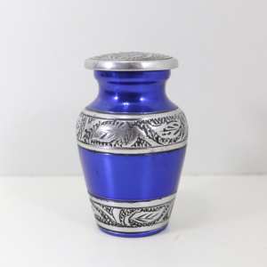 โกศโลหะสีน้ำเงินรอยัลพร้อมแถบลายใบไม้สีเงินสลักด้วยมือสำหรับเก็บอัฐิในพิธีศพ - Product Image 1