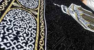 Tapis de prière en velours noir Zari, tapis de prière antidérapant en velours noir, tapis de prière islamique pas cher, tapis de prière en gros, tapis de prière musulman d'Arabie Saoudite - Product Image 6