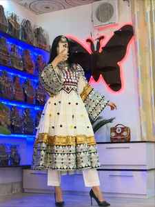 Robe afghane traditionnelle dans un nouveau style, robes afghanes tendance pour femmes, robes Pathani pour femmes, pour les fêtes, les mariages, respirantes - Product Image 2