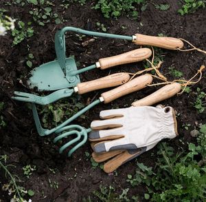 Ensemble d'outils de jardin rustiques modernes avec houe, fourche et truelle pour la culture du sol en extérieur et dans la cour - Product Image 2