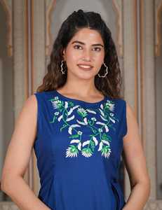 Top sin mangas de rayón azul bordado para mujer, corte regular, cuello redondo, diseñado para uso diario informal de verano a nivel mundial. - Product Image 2