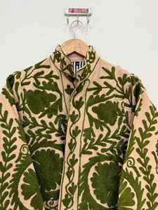 Chaqueta Bordada de Algodón Suzani Beige para Mujer, Patrón Floral Verde Oscuro, Bordado con Hilo, Manga Larga, Estilo Boho Vintage - Product Image 2
