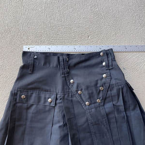 Jupe plissée noire pour femmes et jeunes filles, style traditionnel Highland, avec poches cargo robustes et résistantes - Product Image 4