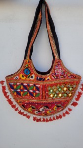 กระเป๋าสะพายไหล่ปักลายโบราณทำมือสไตล์ชนเผ่าโบฮีเมียนยิปซี - Product Image 2