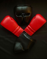 Ensemble d'équipement de sparring en cuir PU de qualité supérieure, écologique, avec logo personnalisé disponible à bas prix, comprenant des gants de boxe et un casque de protection.