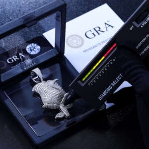 Colgante de Moissanita en Forma de Rosa - Hecho a Mano en Plata 925, Colgante de Moissanita en Forma de Rosa con Corte Baguette, Acabado de Alta Calidad, Unisex, Totalmente Cubierto de Piedras - Product Image 4