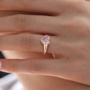 Anillo Romántico de Diamante Cultivado en Laboratorio de 1 Quilate, Oro Rosa de 14K, Forma de Corazón Rosa, Diseño de Banda Cónica con Engaste de Bisel, Regalo de Aniversario para Ella - Product Image 1