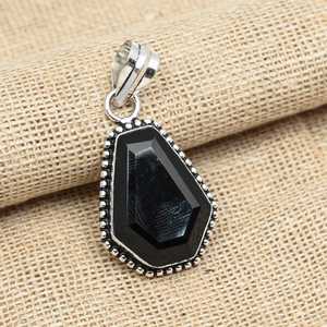 Pendentif en argent sterling 925 en forme de cercueil avec spinelle noire unique, fait main, minimaliste, cadeau de mariage - Product Image 1
