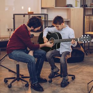 Amplificatore per Chitarra Folk KMA102 15W con Accordatore e Accessori, Pannello in Tiglio Nero da 41 Pollici con Bordo Opaco, Mogano da 38 Pollici per Chitarristi Folk - Product Image 5