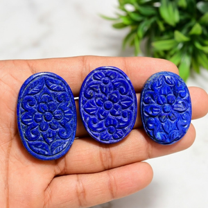 Collier artisanal en argent plaqué avec serti en lapis-lazuli |   Bleu royal naturel |   Photographie de produits élégante |   Texture macroscopique - Product Image 1