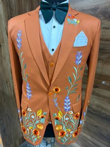 Ensemble de costume western brodé orange brûlé pour homme avec motif floral – Costume de mariage cowboy 3 pièces (blazer, gilet et pantalon) - Product Image 2