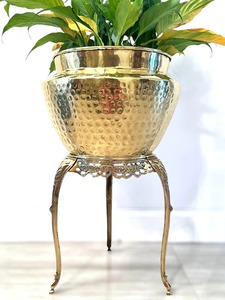Macetero de latón de diseño moderno y estable, elegante y apto, de proveedor indio para exportación a granel. - Product Image 2