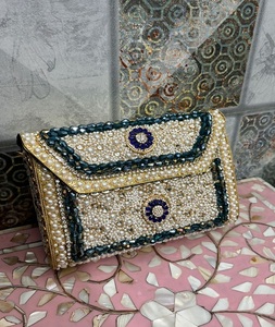 Elegante mini bolso clutch con adornos Kundan y finos detalles, ideal para bodas, bolso de mano metálico de F S International. - Product Image 3