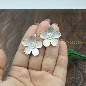 Pendientes de Plata de Ley 925 con Diseño Floral de Pétalos Texturizados, Hechos a Mano, Minimalistas, Joyería para Mujer, Regalo de Navidad - Product Image 4