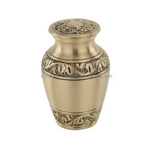 Urnes de souvenir élégantes en laiton fabriquées à la main pour contenir des cendres avec un design de qualité supérieure pour une utilisation commémorative - Product Image 2