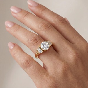 Anillo de Compromiso de Tres Piedras con Diamantes Cultivados en Laboratorio, Corte Redondo y Baguette Cónico, Oro Amarillo de 14K, Peso Total de Diamantes de 2.05 CT - Product Image 6