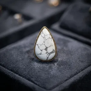 Cabochon en howlite blanche naturelle avec rainure en laiton – Composant de pendentif en pierre précieuse fait main en forme de goutte avec cadre en laiton - Product Image 4