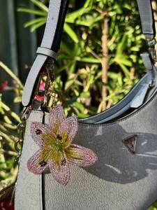 Porte-clés brodé perlé de créateur, fait main, décoratif, avec perles artistiques et détails brodés pour sacs - Product Image 3