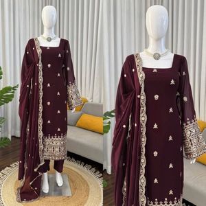 Ensemble Kurta et pantalon pour femme en fausse georgette épaisse, brodé de fils et de paillettes, avec dupatta à bordure en dentelle sur quatre côtés - Product Image 2
