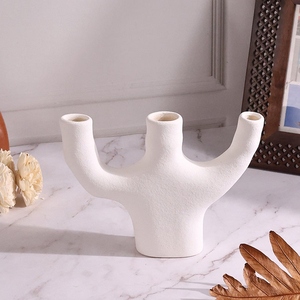 Support à bougies en céramique blanche, design minimaliste, décor de table abstrait, triple bras, accessoire contemporain pour la maison. - Product Image 4