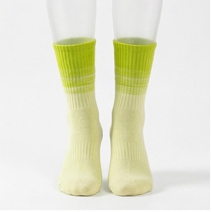 Chaussettes ras du cou tricotées respirantes vert lime uni pour adultes, usage quotidien décontracté - Product Image 1