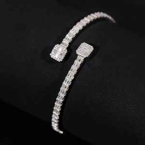 กำไลข้อมือทอง 14K แบบเปิดประดับเพชรทรงบาแก็ตต์สำหรับผู้หญิง ได้รับการรับรองจาก IGI เครื่องประดับทรงเรขาคณิตแบบซ้อนได้ - Product Image 2