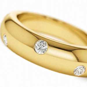 Bague de mariage minimaliste pour femme en argent sterling plaqué or 14K avec moissanite taille brillant rond et sertissage gypsy en forme de dôme - Product Image 3