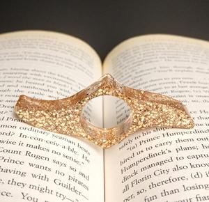 Marcapáginas Decorativo de Resina con Forma de Pulgar para Lectores - Product Image 5