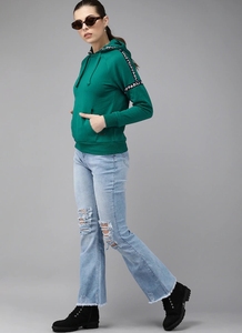 Sudadera con capucha verde para mujer con estampado de letras en la manga y diseño de bolsillo, tejido transpirable de algodón para otoño. - Product Image 2