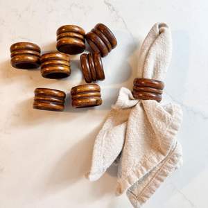 Anneau de serviette en bois fonctionnel améliorant l'organisation de la table à manger avec une construction en bois durable et un charme unique - Product Image 3