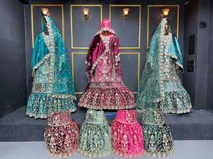 Gharara nupcial de terciopelo estilo Farsi con doble dupatta de gran vuelo y adornos de piedras Jarkan en 7 elegantes colores para boda - Product Image 2