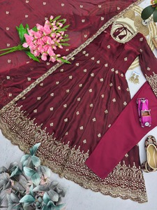 Salwar Kameez en soie bordeaux pour soirée, en soie Fendy bicolore, avec broderie de sequins et travail de perles faites à la main, robe avec pantalon et dupatta - Product Image 1