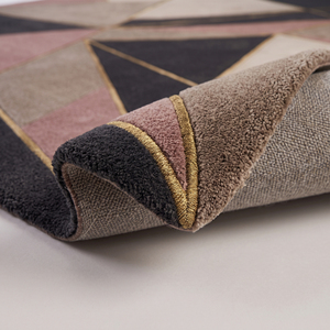 Alfombra de Lana Rectangular Geométrica en Color Negro, Taupe y Rosa Pálido, con Patrón de Polígono Facetado y Detalles en Línea Dorada, Ecológica, Antideslizante, Hecha a Mano - Product Image 5