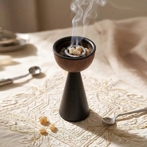 Brûleur d'encens arabe en métal avec un bol en bois et une base conique noire élégante, parfait pour rehausser l'ambiance de la décoration intérieure - Product Image 3