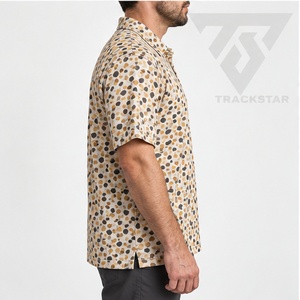 Polo pour homme Trackstar beige et marron à motif galets dorés, manches courtes, col boutonné, chemise de golf, logo personnalisé - Product Image 4