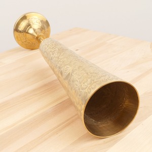 Vase en métal gravé au design traditionnel en forme de verre, finition dorée, pièce décorative idéale pour la décoration de table à la maison, accent de luxe - Product Image 6